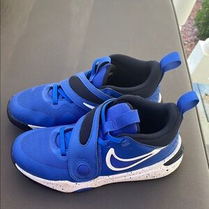 Youth Boys Blue and Black basketball shoes size 2 only worn one season